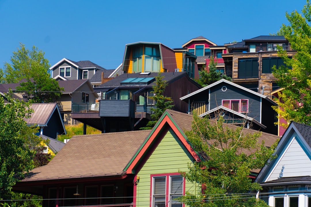 Polityka mieszkaniowa: Programy wsparcia mieszkań.